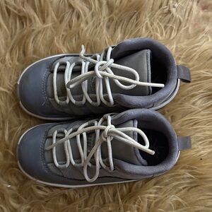 Jordan Kids Sneakers in Gray and White